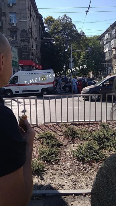 Авария в Днепре: на проспекте Поля столкнулись маршрутка и такси - рис. 1