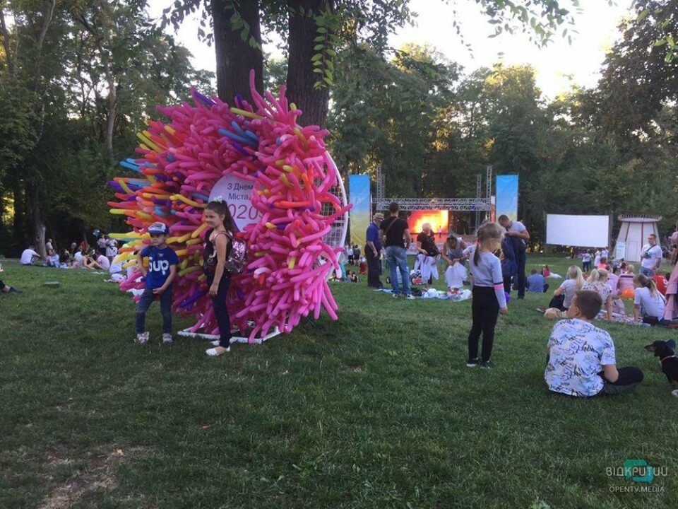 Миньоны и ярмарка: в днепровском парке Зеленый Гай отметили День города (ФОТО) - рис. 1