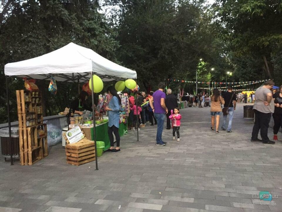 Миньоны и ярмарка: в днепровском парке Зеленый Гай отметили День города (ФОТО) - рис. 9