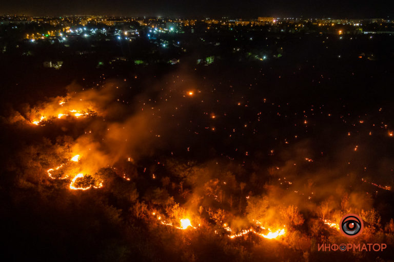 Сразу несколько очагов возгорания: в Днепре на Байкальской горели сады - рис. 1