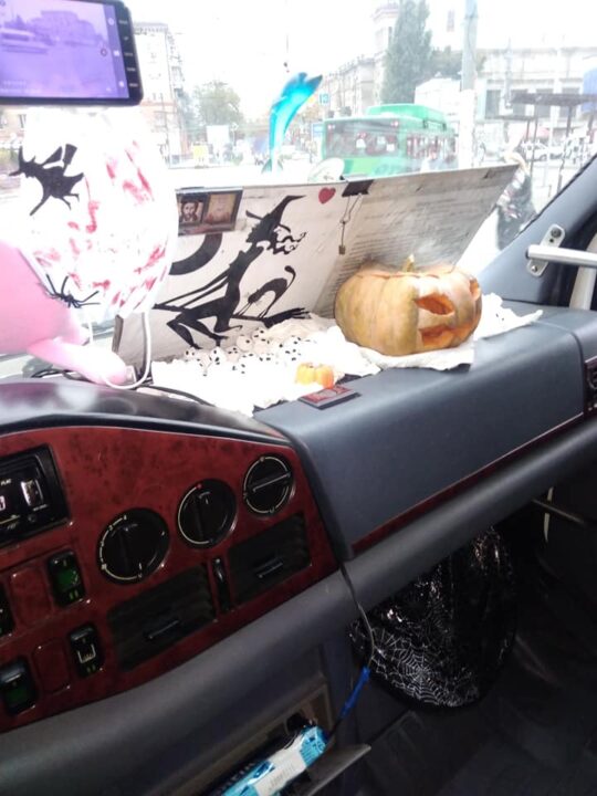 Жутко, но с комфортом: в Днепре водитель маршрутки украсила салон к Хеллоуину - рис. 1