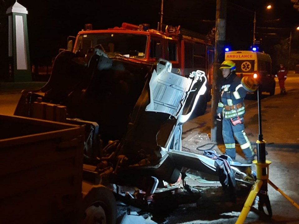 В Днепре грузовик врезался в столб: тело водителя зажало в кабине - рис. 2