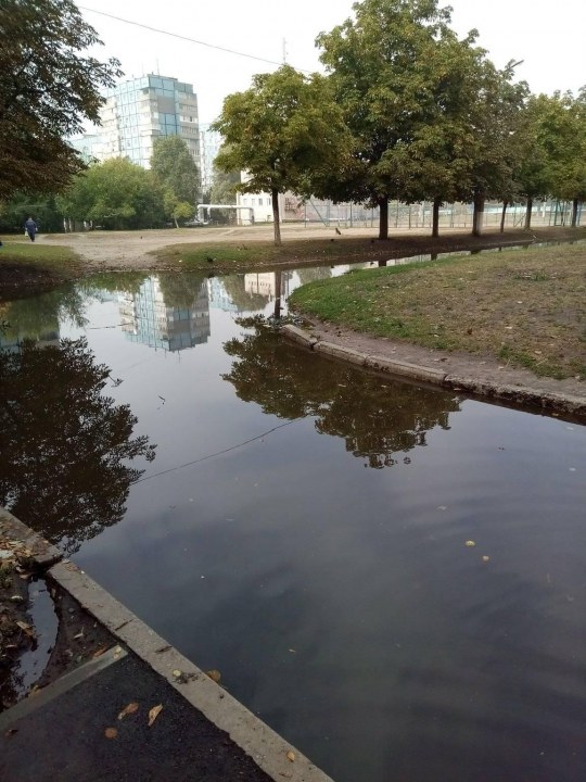 Маленький Амстердам: в Днепре возле школы образовался водный канал - рис. 1