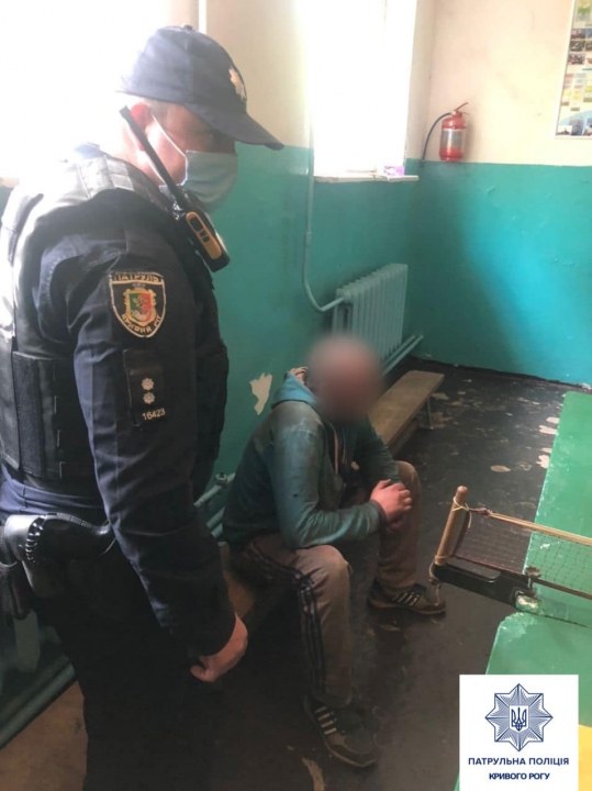 В Кривом Роге коварный вор прятался от патрульных в школьном шкафу - рис. 1