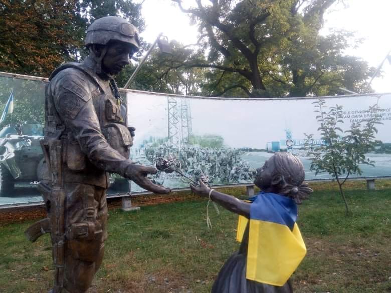 В Днепре скульптуру девочки возле музея АТО угостили шоколадкой (ФОТО) - рис. 1