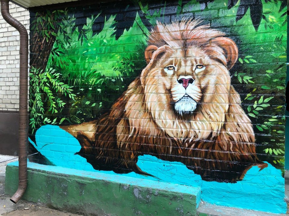 Скоро будет зоопарк: в Днепре на многоэтажке рисуют нового зверя - рис. 1