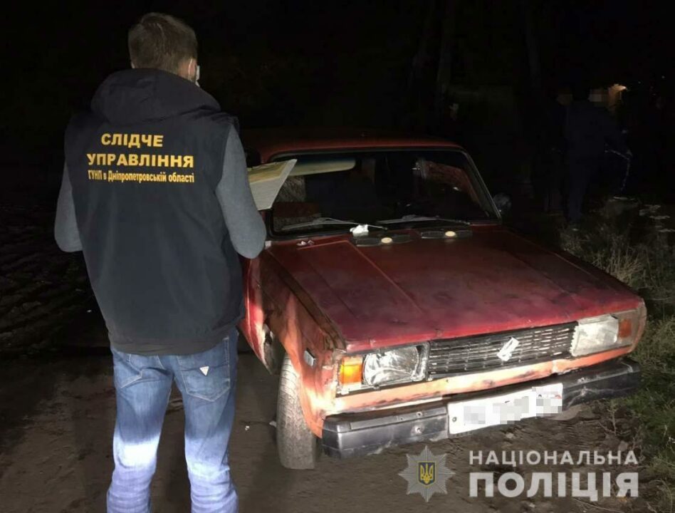 Увезли в лес: под Днепром двое неизвестных избивали мужчину и вымогали у него 17 тысяч - рис. 1