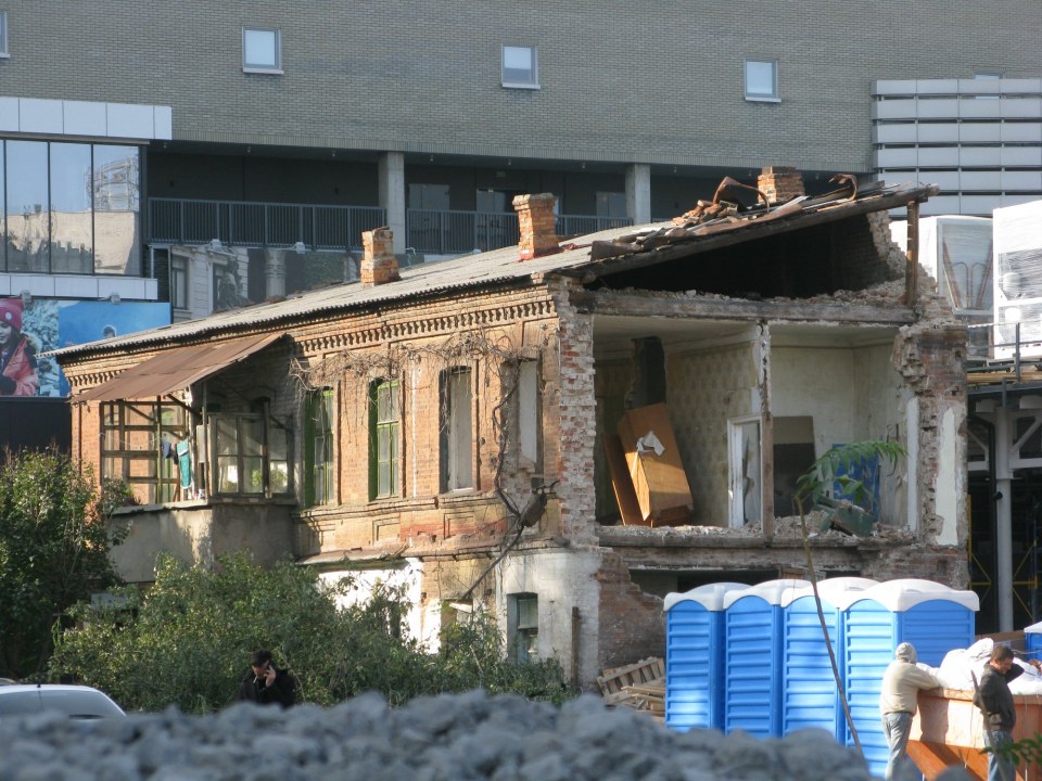 В центре Днепра сносят старые дома - рис. 2