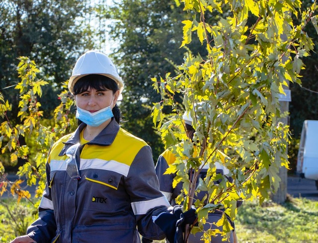 Озеленение-2020: промышленные гиганты высаживают деревья в Днепре - рис. 4