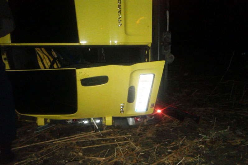 Под Днепром микроавтобус врезался в дерево и перевернулся: водителя придавило кузовом - рис. 1