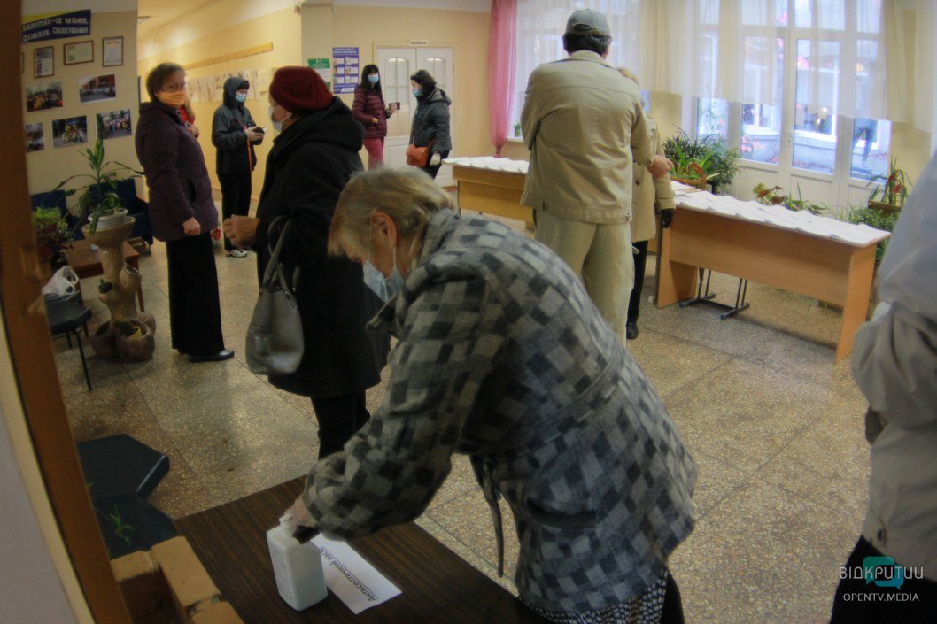 С криками и опозданием: как на Красном Камне в Днепре открывали избирательный участок - рис. 4