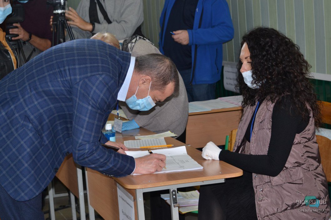 Загид Краснов прибыл на избирательный участок в компании очаровательной супруги - рис. 8