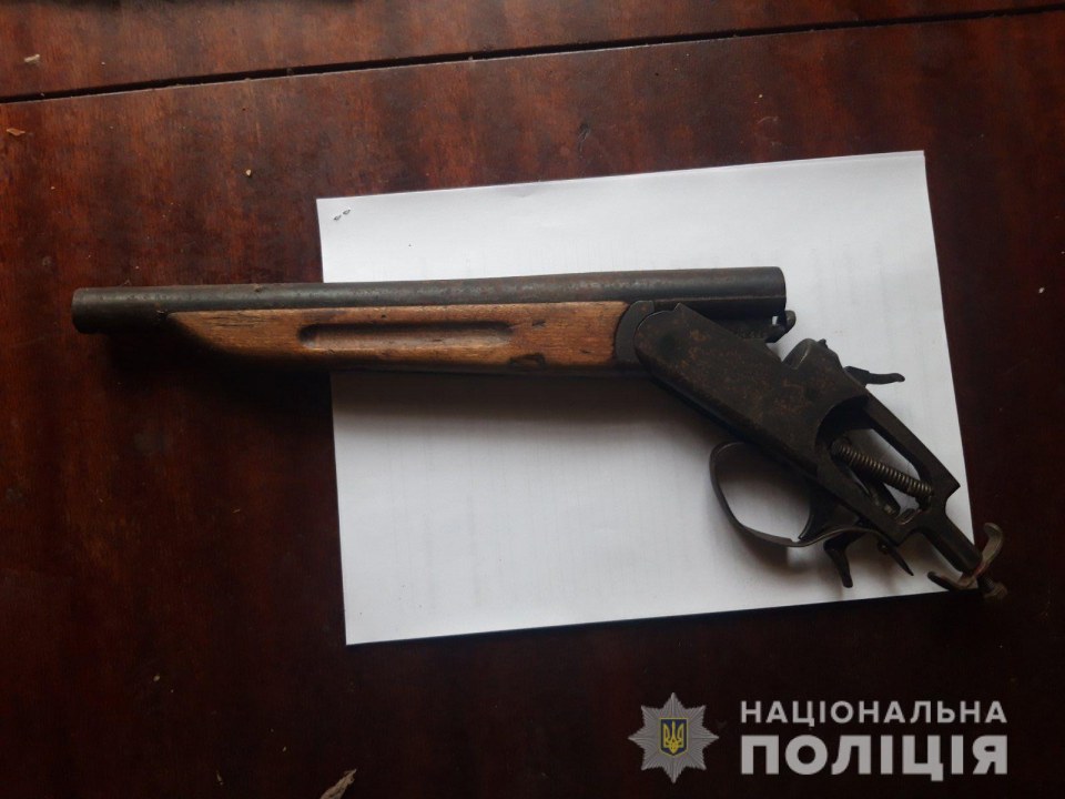 Больше сотни боеприпасов и ружье: в Новомосковске у мужчины обнаружили незаконный склад оружия - рис. 1