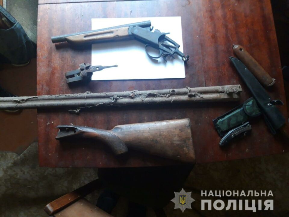 Больше сотни боеприпасов и ружье: в Новомосковске у мужчины обнаружили незаконный склад оружия - рис. 2