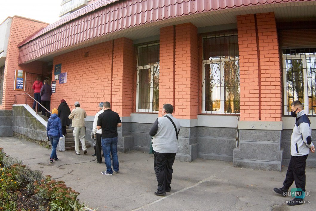 На избирательных участках в Днепре собираются очереди - рис. 1