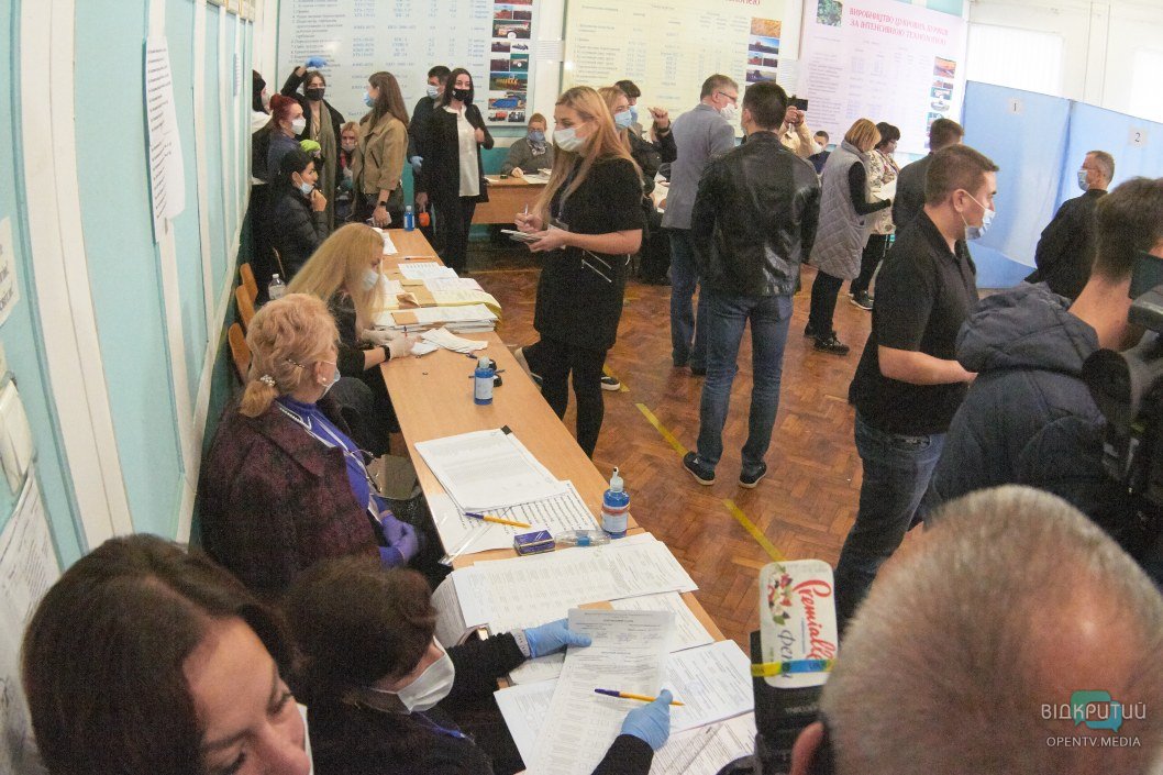 На избирательных участках в Днепре собираются очереди - рис. 9