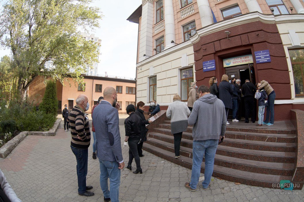 На избирательных участках в Днепре собираются очереди - рис. 7