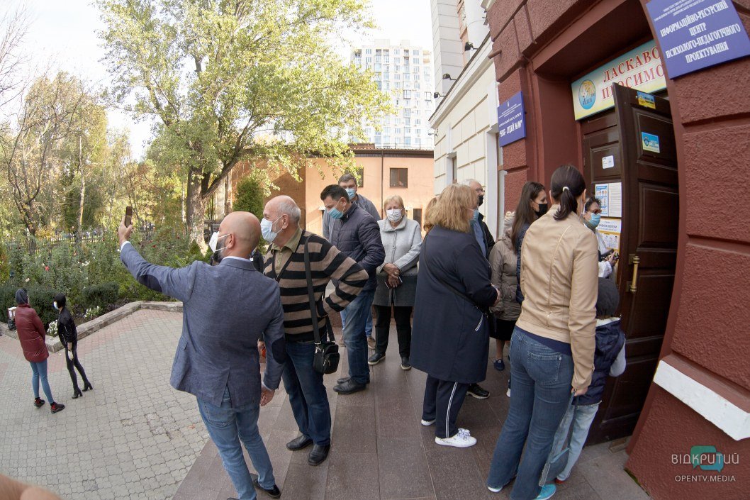 На избирательных участках в Днепре собираются очереди - рис. 8