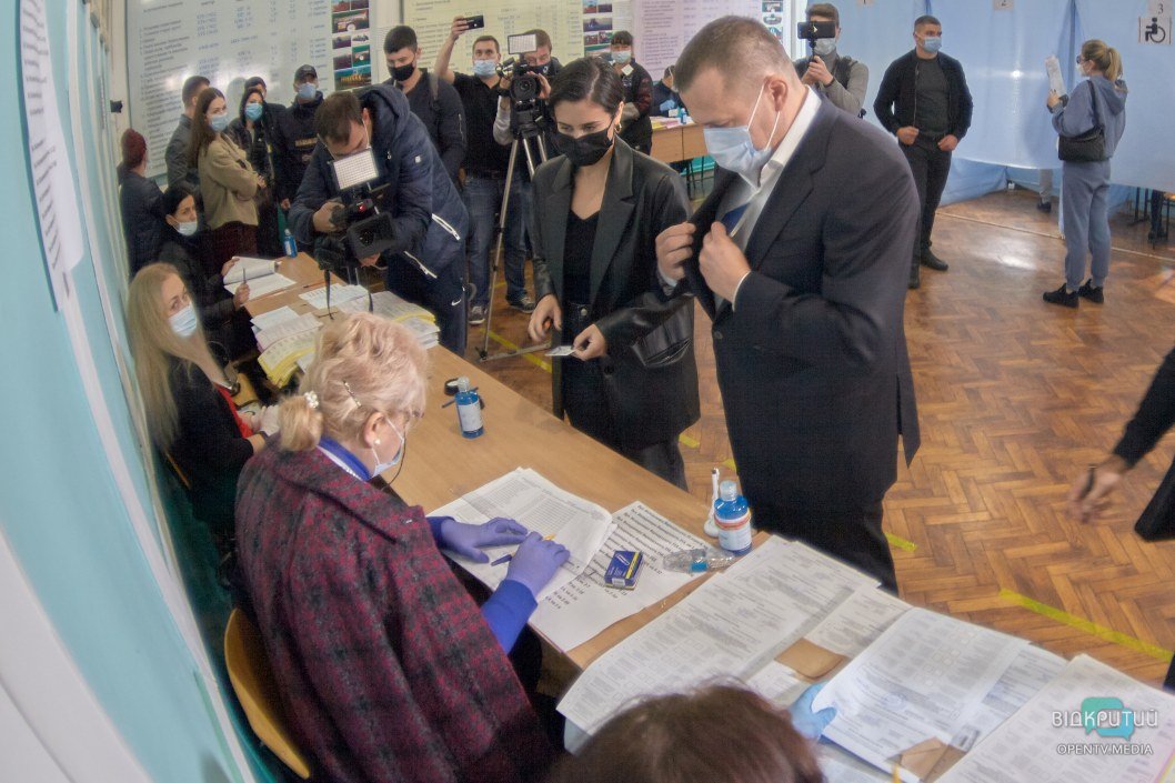 Мэр Днепра Филатов проголосовал: "Я здоров, просто нет кабинок" (ФОТО) - рис. 1