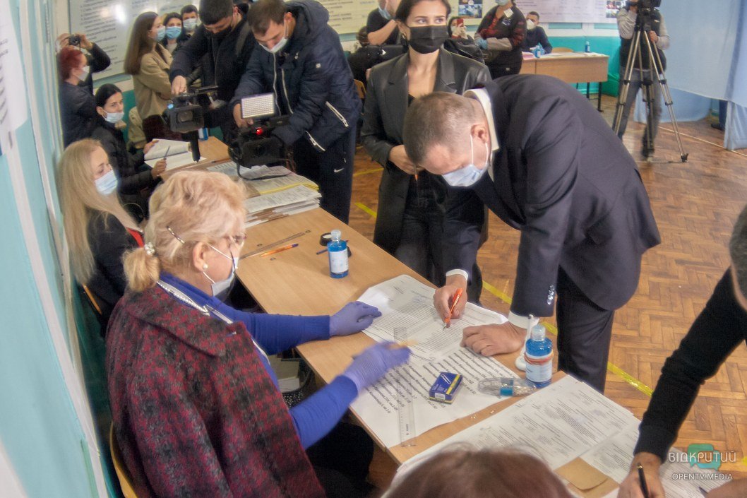 Мэр Днепра Филатов проголосовал: "Я здоров, просто нет кабинок" (ФОТО) - рис. 3