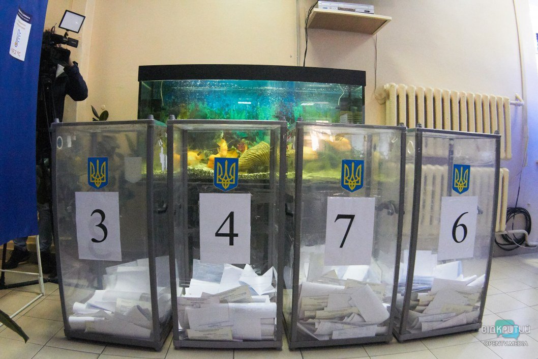 Выборы в Днепре: Артем Романюков отдал свой голос (ФОТО) - рис. 8