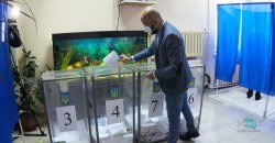 Выборы в Днепре: Артем Романюков отдал свой голос (ФОТО) - рис. 1