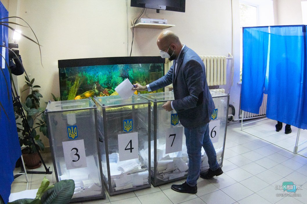 Выборы в Днепре: Артем Романюков отдал свой голос (ФОТО) - рис. 7
