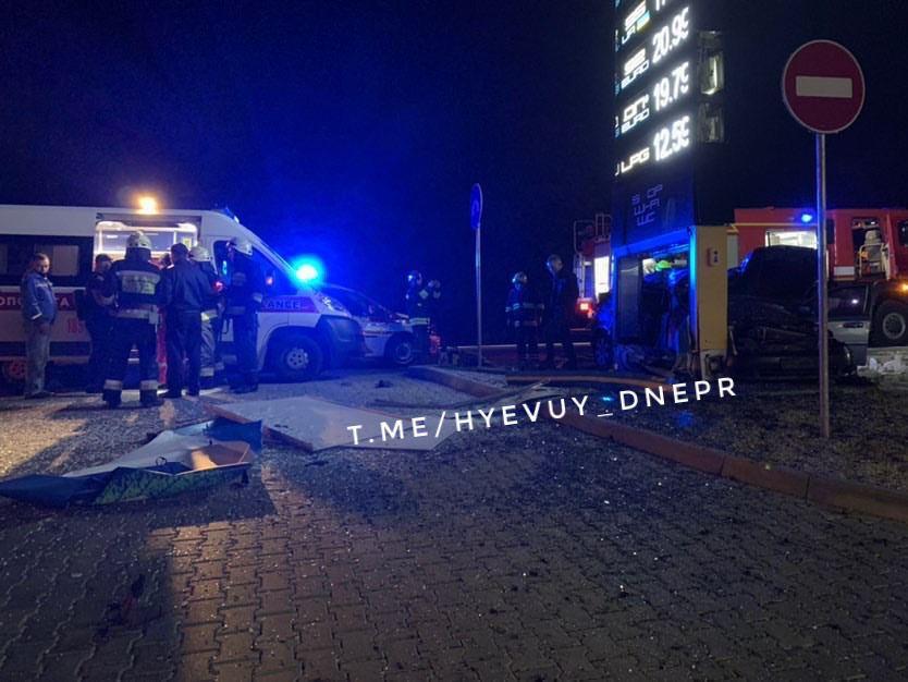На Запорожском Шоссе в Днепре водитель на легковушке врезался в заправку - рис. 2