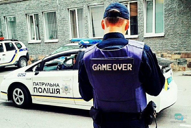 В Кривом Роге мужчина внезапно напал на сотрудницу полиции - рис. 1