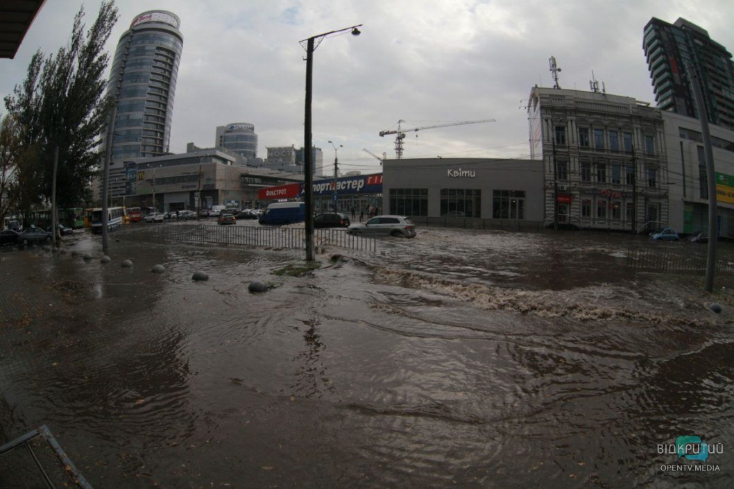 Последствия непогоды: в Днепре затопило улицу Владимира Великого - рис. 1