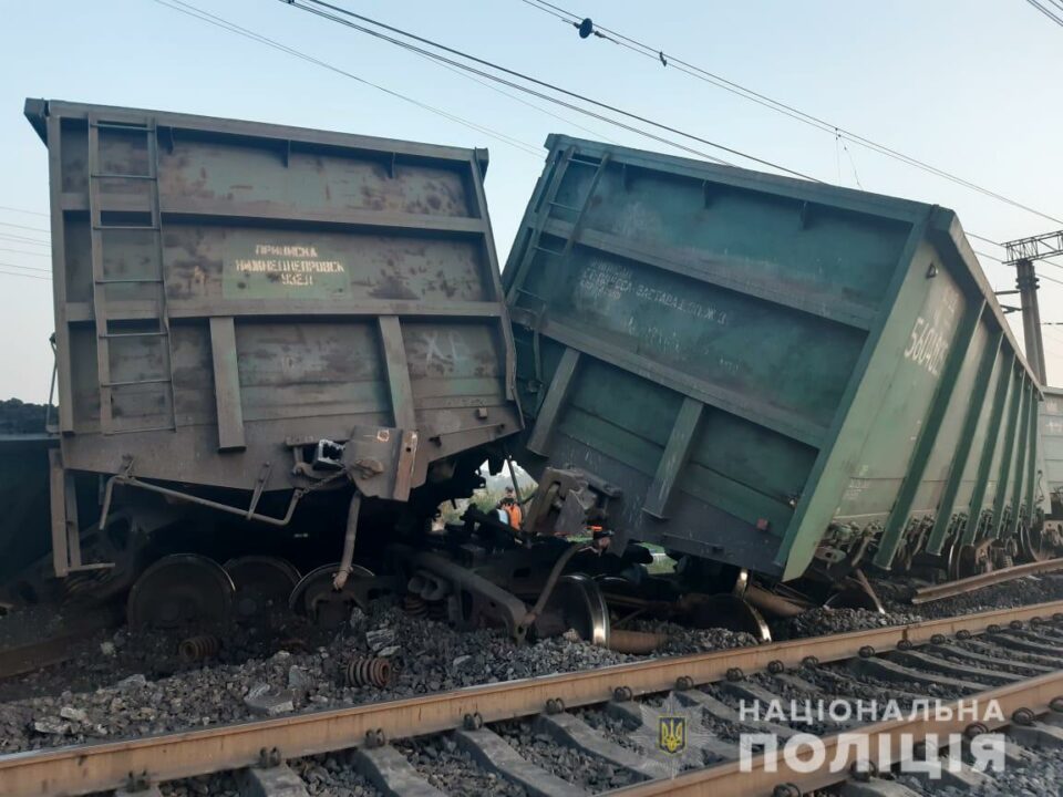 На окраине Кривого Рога сошел с рельсов грузовой поезд - рис. 2