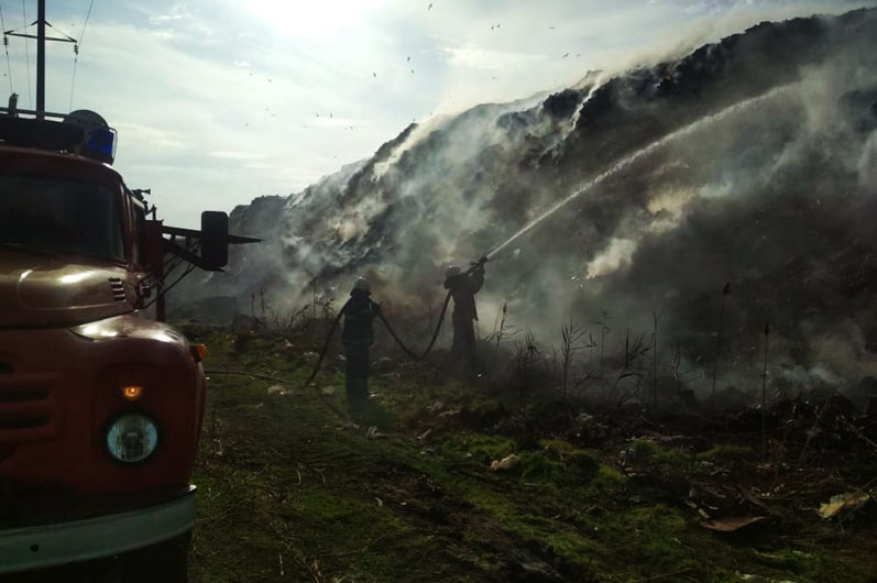 В Днепропетровской области целый день тушили пожар на свалке - рис. 1