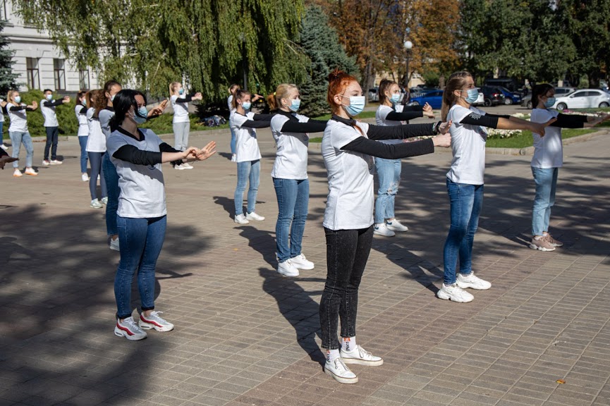 Танцы против коронавируса: в Днепре медики провели флешмоб (ФОТО, ВИДЕО) - рис. 3