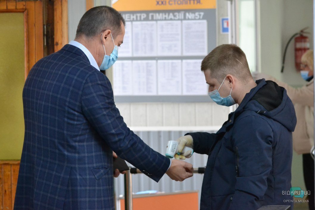 Загид Краснов прибыл на избирательный участок в компании очаровательной супруги - рис. 7
