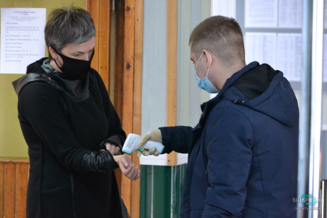 Загид Краснов прибыл на избирательный участок в компании очаровательной супруги - рис. 6