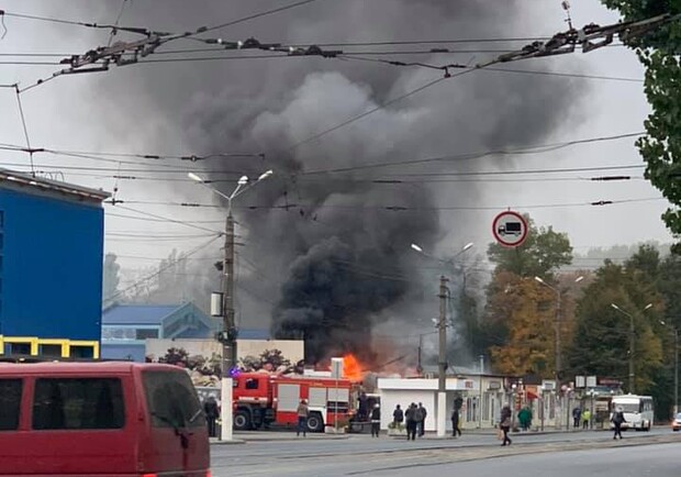 Дым был виден за несколько километров: что горело в Днепре возле Терры - рис. 1