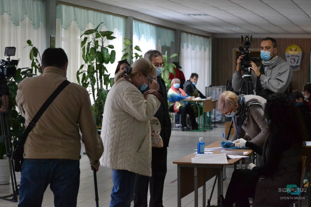 Загид Краснов прибыл на избирательный участок в компании очаровательной супруги - рис. 1