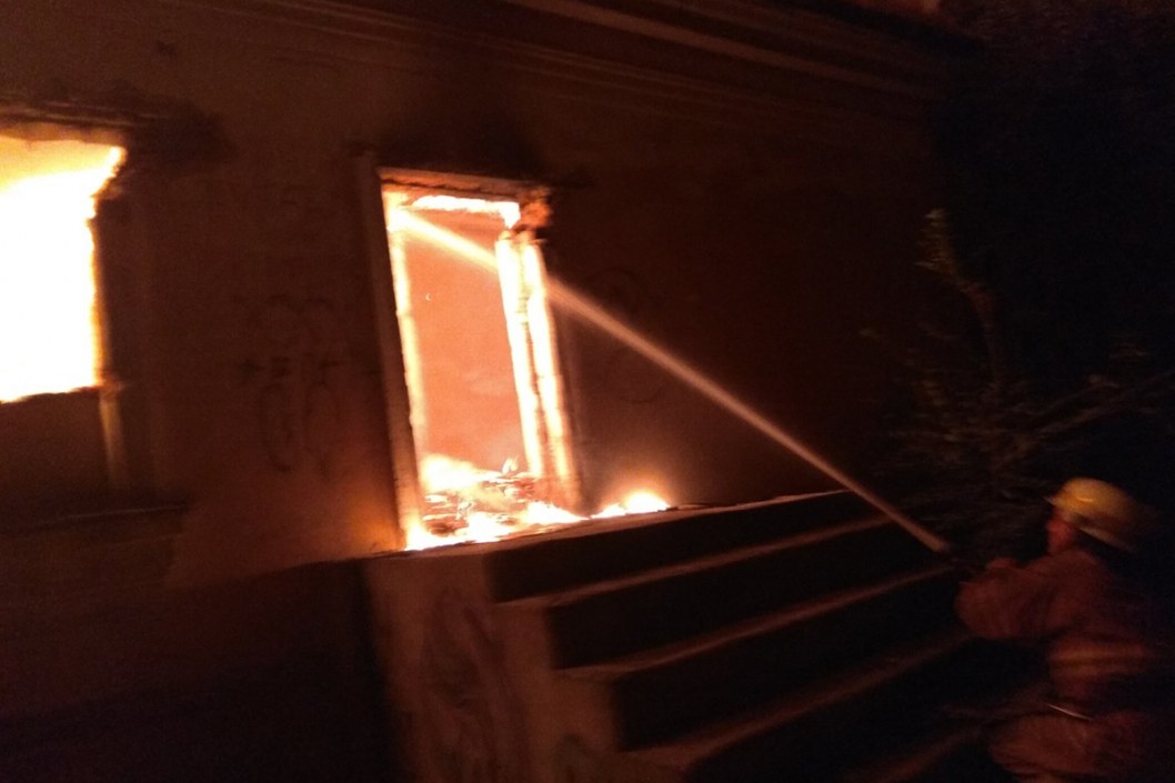 На Днепропетровщине почти дотла сгорел одноэтажный дом - рис. 2