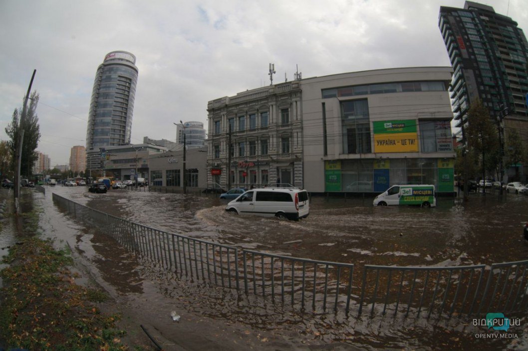 Последствия непогоды: в Днепре затопило улицу Владимира Великого - рис. 2