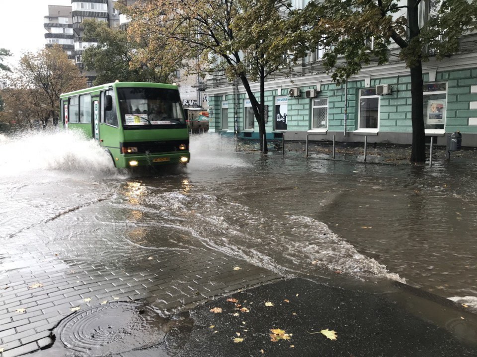 В городе потоп: сильный ливень превратил Днепр в Венецию (ФОТОРЕПОРТАЖ) - рис. 6