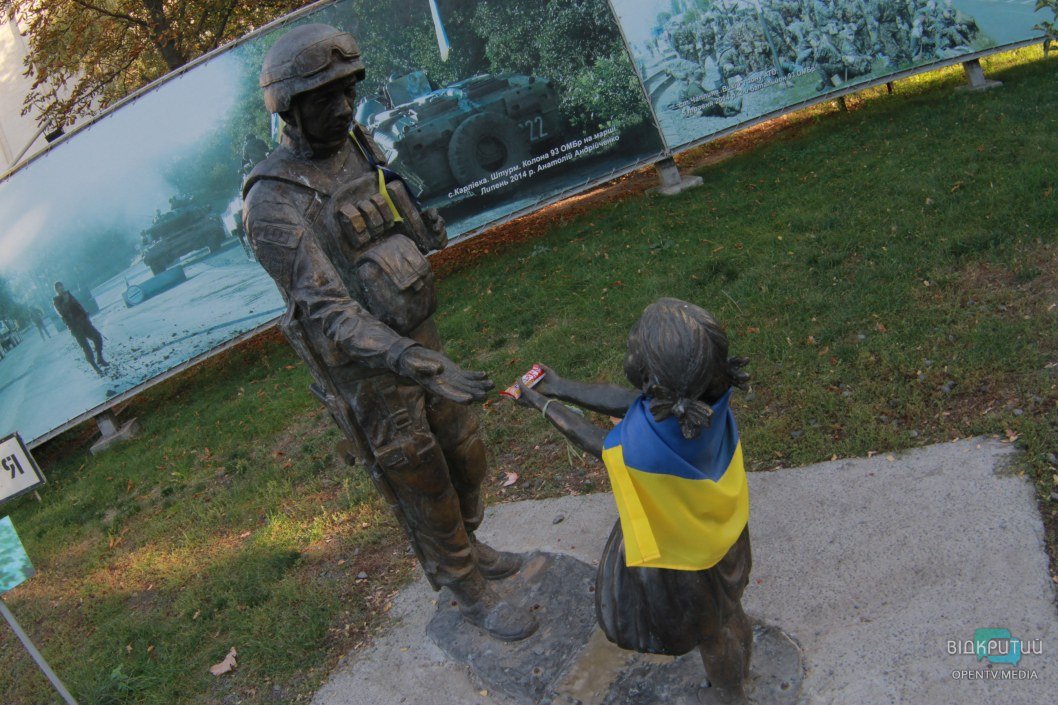 В Днепре скульптуру девочки возле музея АТО угостили шоколадкой (ФОТО) - рис. 3