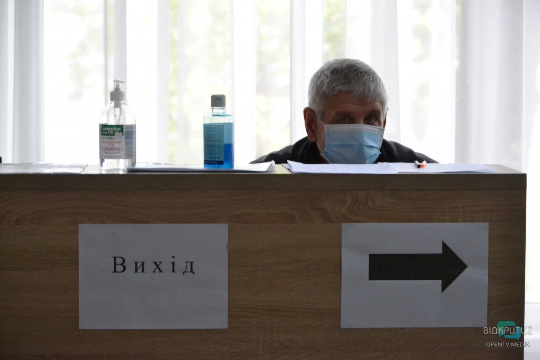 Загид Краснов прибыл на избирательный участок в компании очаровательной супруги - рис. 4