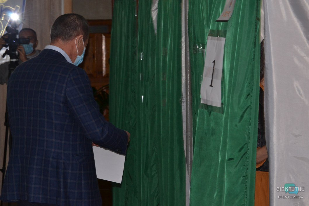 Загид Краснов прибыл на избирательный участок в компании очаровательной супруги - рис. 9