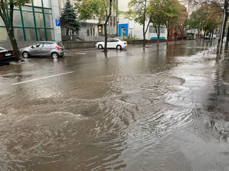 В городе потоп: сильный ливень превратил Днепр в Венецию (ФОТОРЕПОРТАЖ) - рис. 3