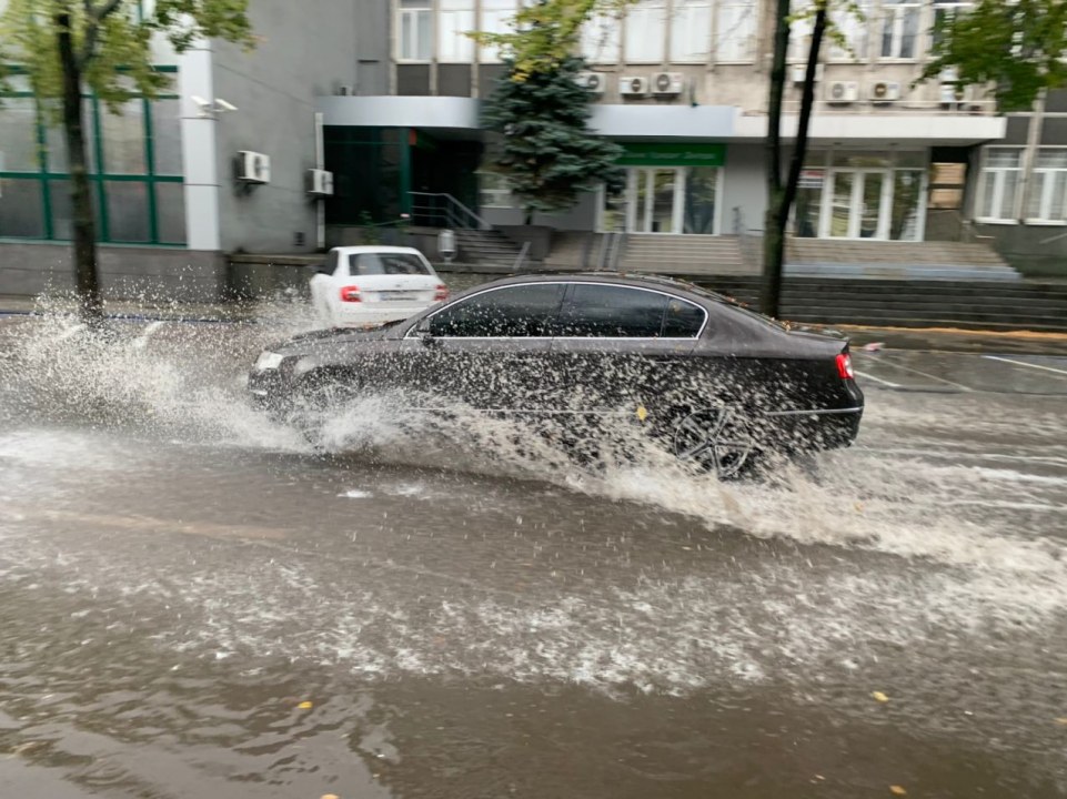 В городе потоп: сильный ливень превратил Днепр в Венецию (ФОТОРЕПОРТАЖ) - рис. 2