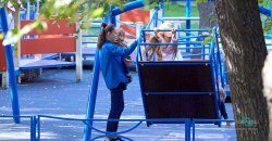 В днепровском парке имени Глобы восстановили сломанные подростками качели - рис. 3