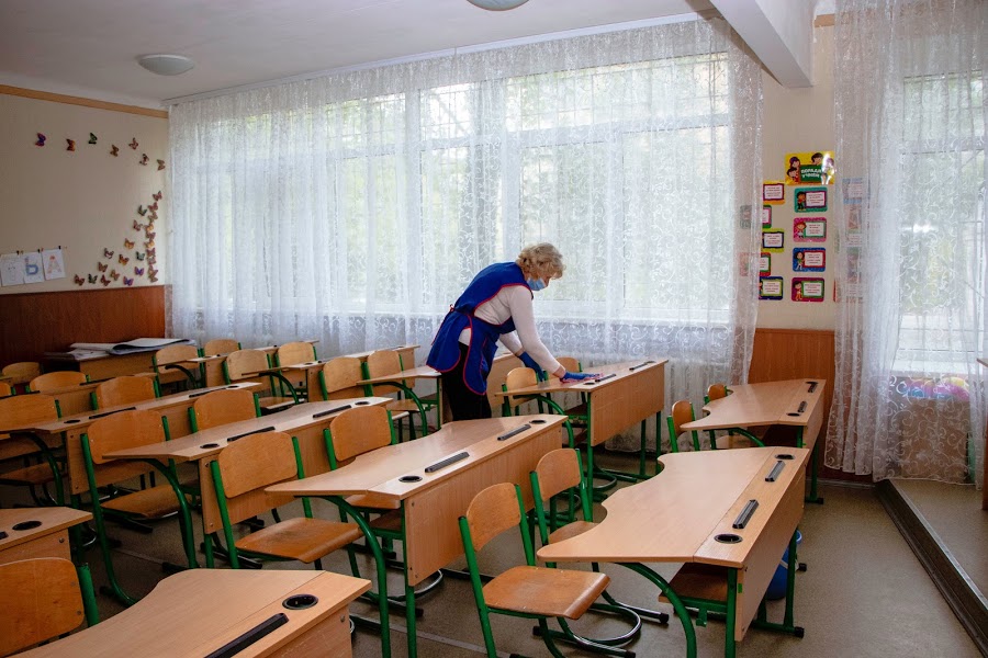 В Днепре тщательно дезинфицируют учебные заведения, где работали УИК - рис. 2