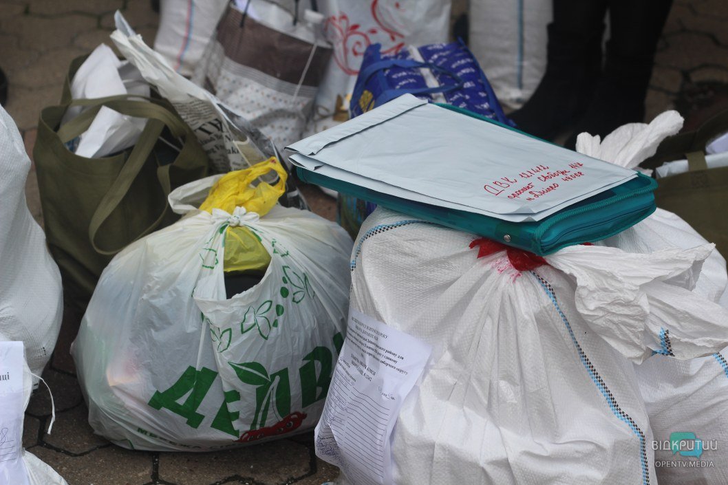 В центре Днепра неизвестные украли мешок с бюллетенями - рис. 1