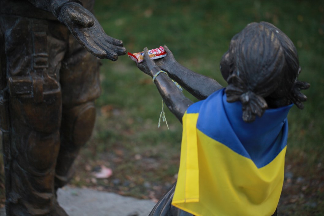 В Днепре скульптуру девочки возле музея АТО угостили шоколадкой (ФОТО) - рис. 5