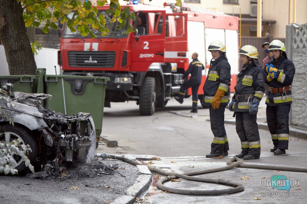 В Днепре автомобиль сгорел дотла: хозяин уверен в поджоге - рис. 1